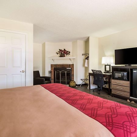 Econo Lodge Glade Springs I-81 Екстериор снимка