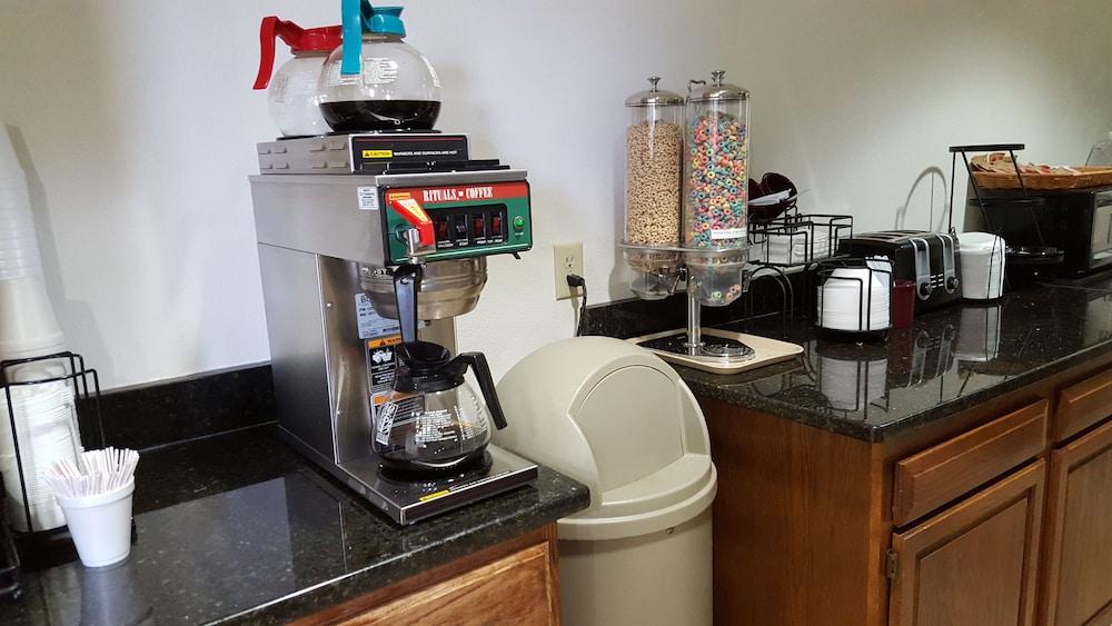 Econo Lodge Glade Springs I-81 Екстериор снимка