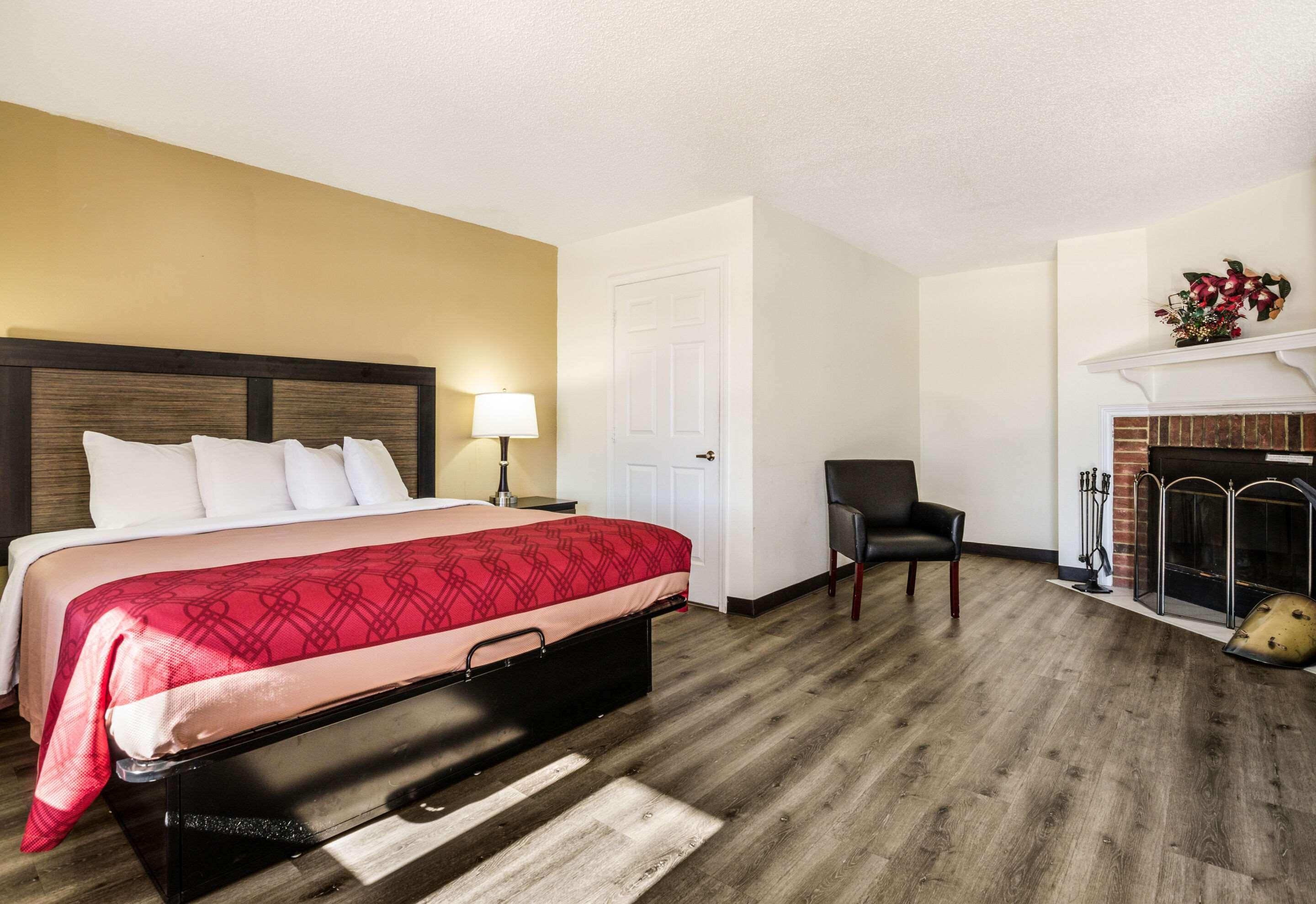 Econo Lodge Glade Springs I-81 Екстериор снимка