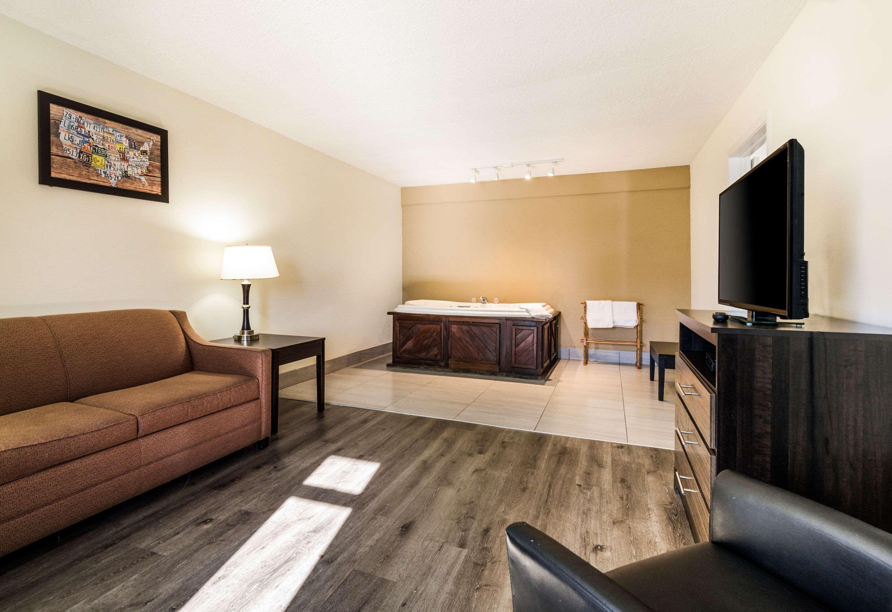 Econo Lodge Glade Springs I-81 Екстериор снимка