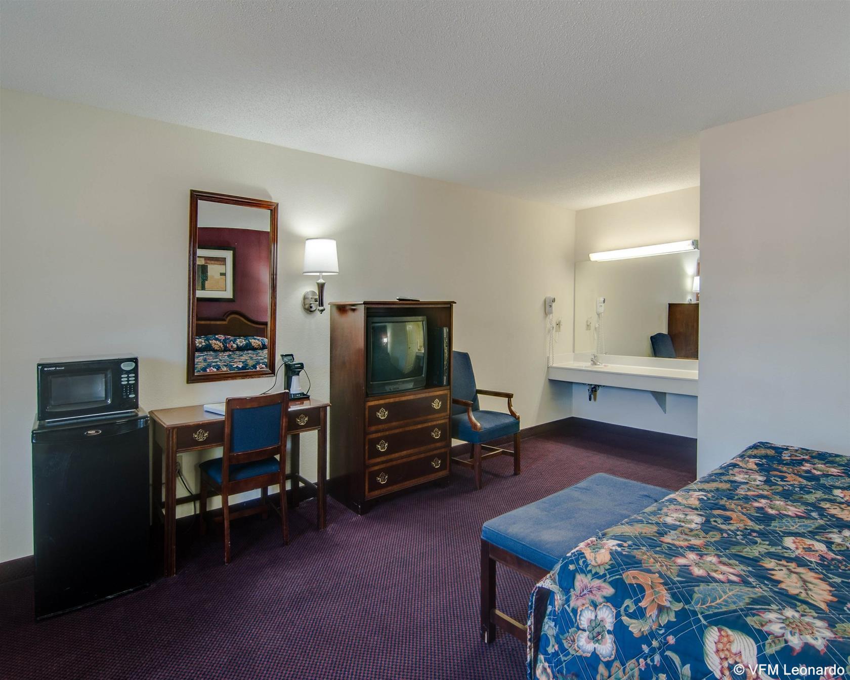 Econo Lodge Glade Springs I-81 Екстериор снимка