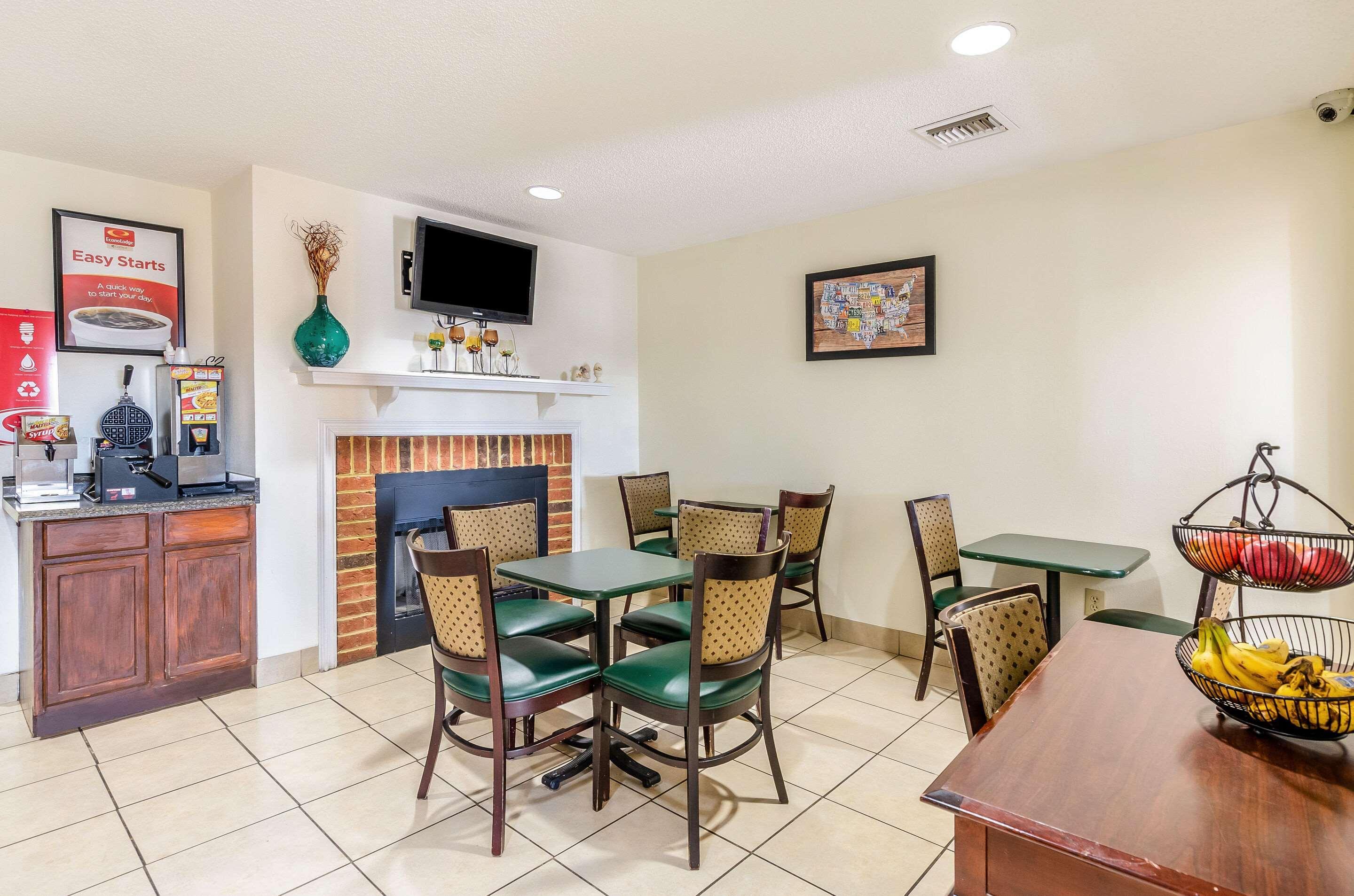 Econo Lodge Glade Springs I-81 Екстериор снимка