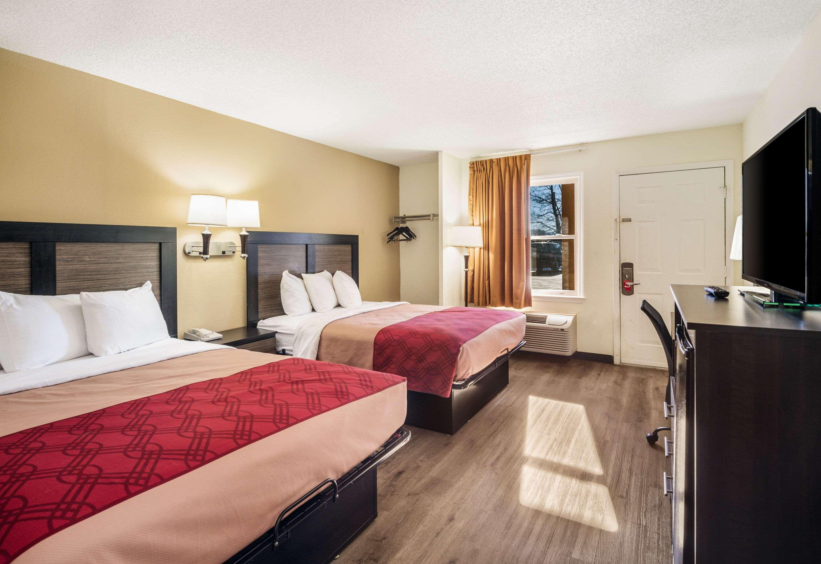 Econo Lodge Glade Springs I-81 Екстериор снимка