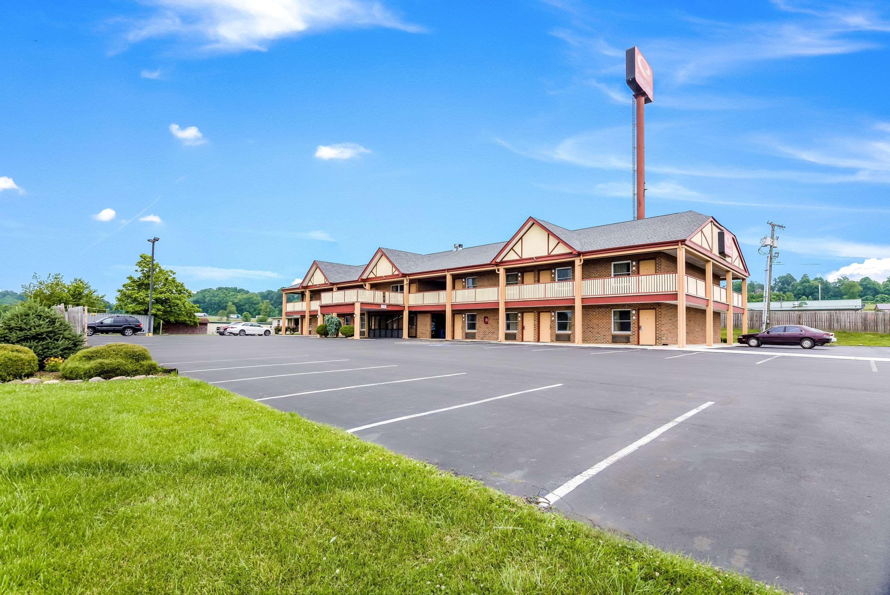 Econo Lodge Glade Springs I-81 Екстериор снимка