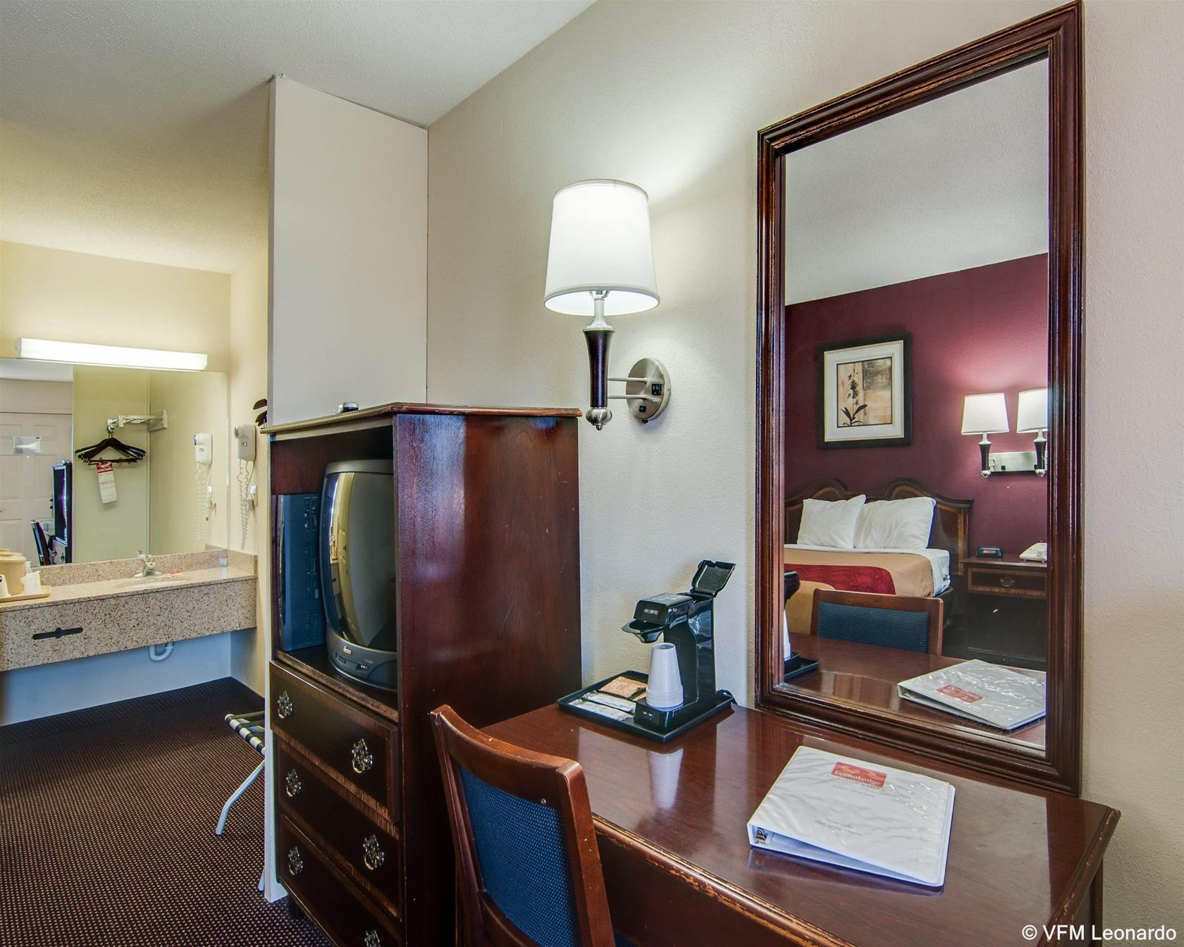 Econo Lodge Glade Springs I-81 Екстериор снимка