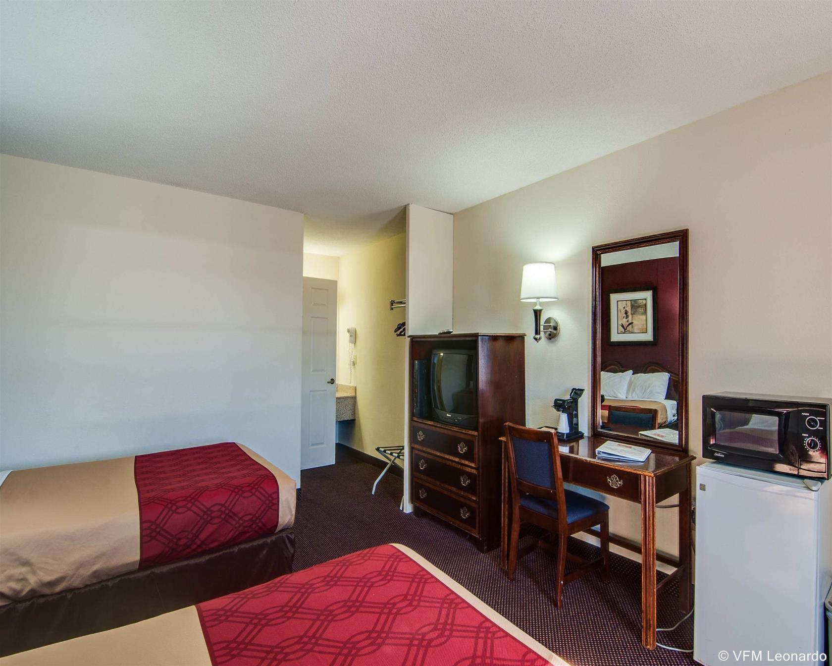 Econo Lodge Glade Springs I-81 Екстериор снимка