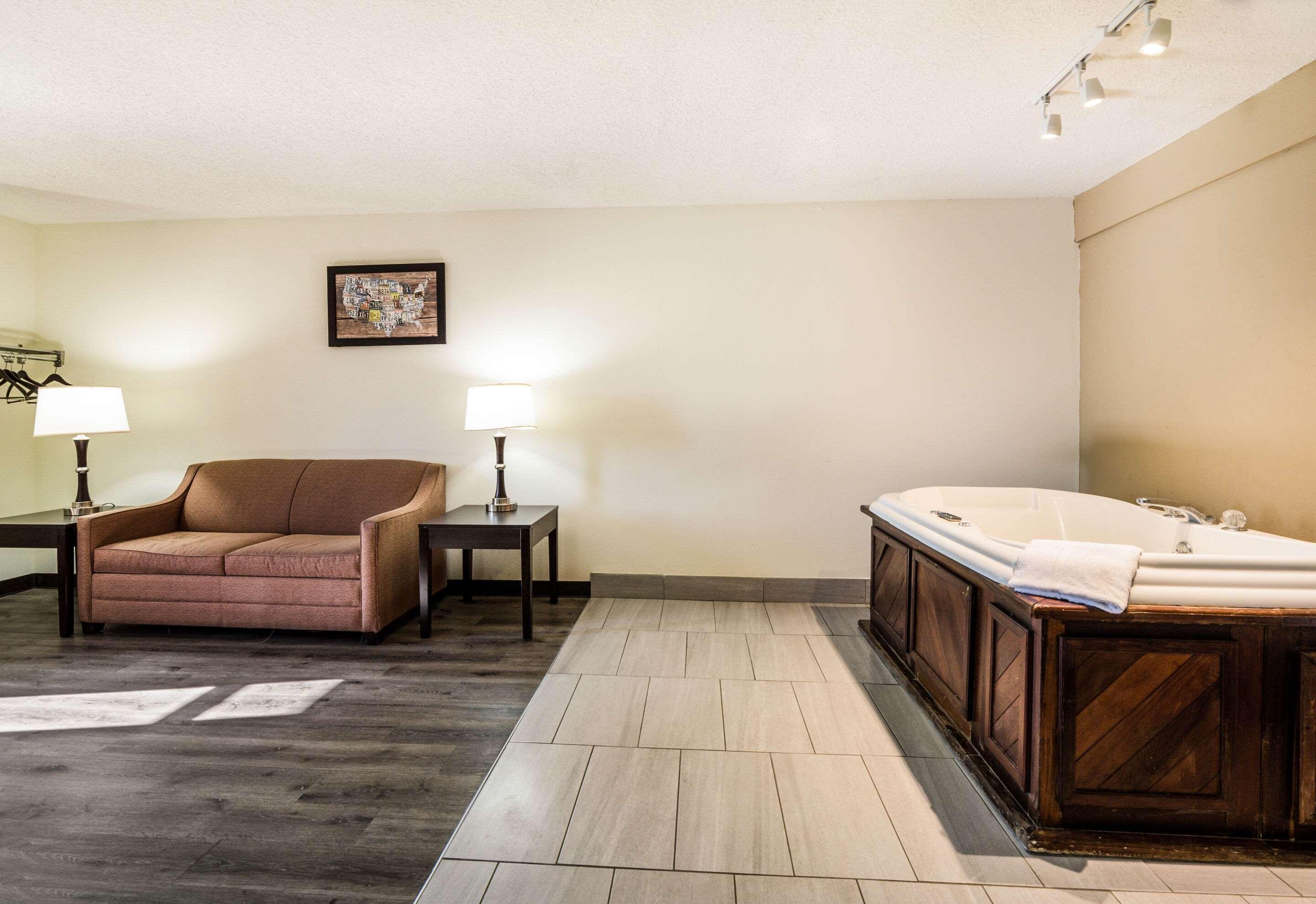 Econo Lodge Glade Springs I-81 Екстериор снимка