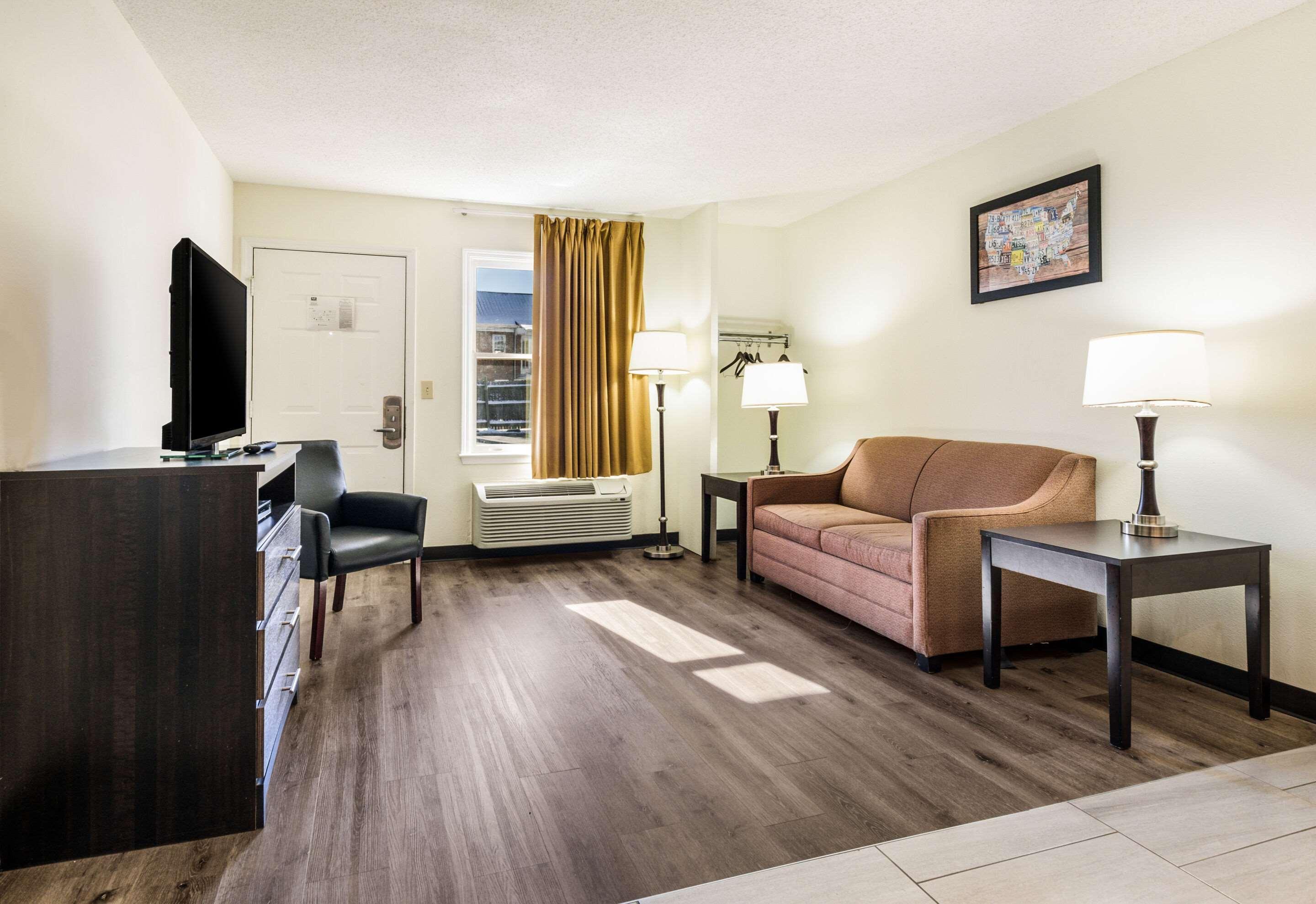 Econo Lodge Glade Springs I-81 Екстериор снимка