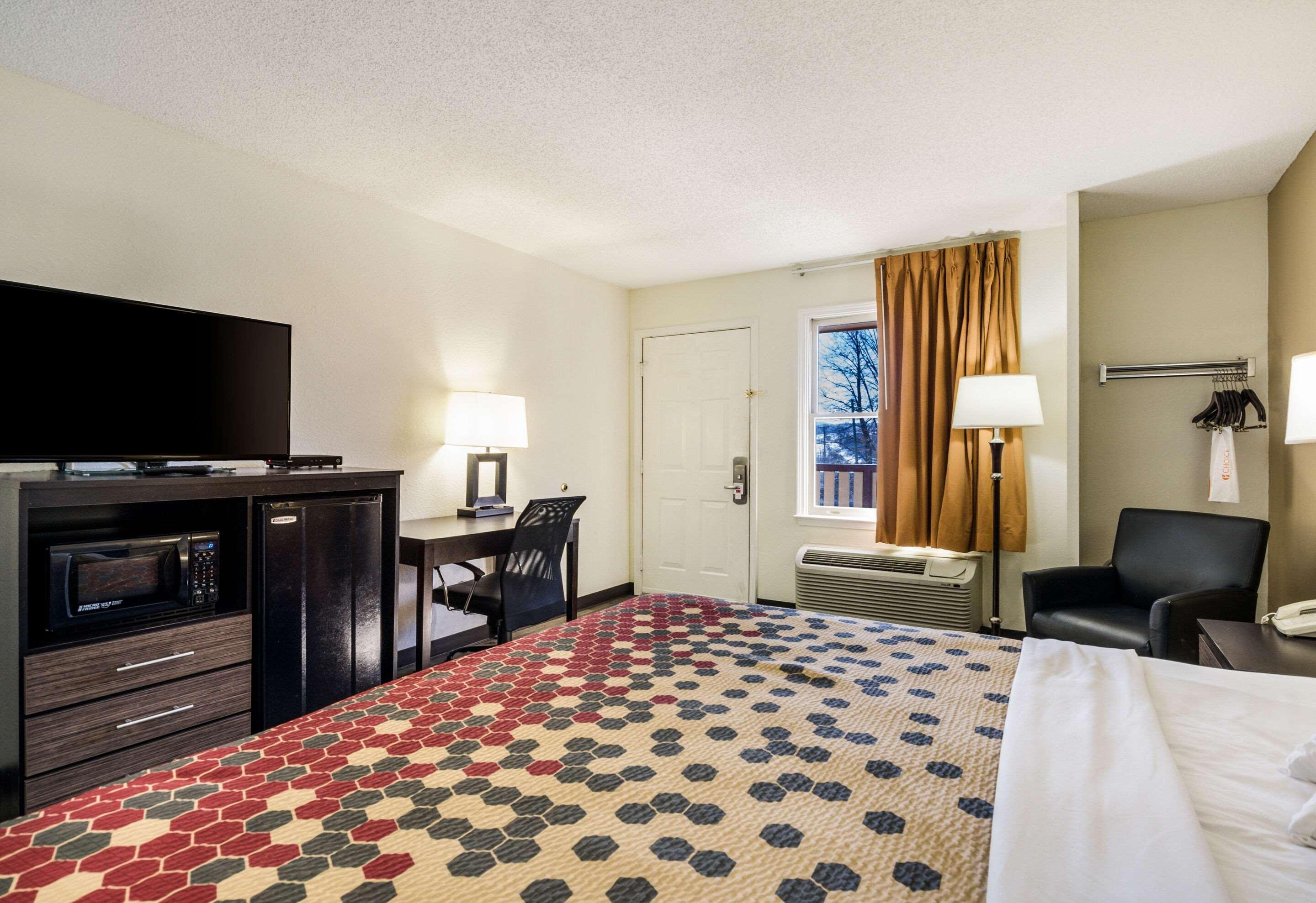 Econo Lodge Glade Springs I-81 Екстериор снимка
