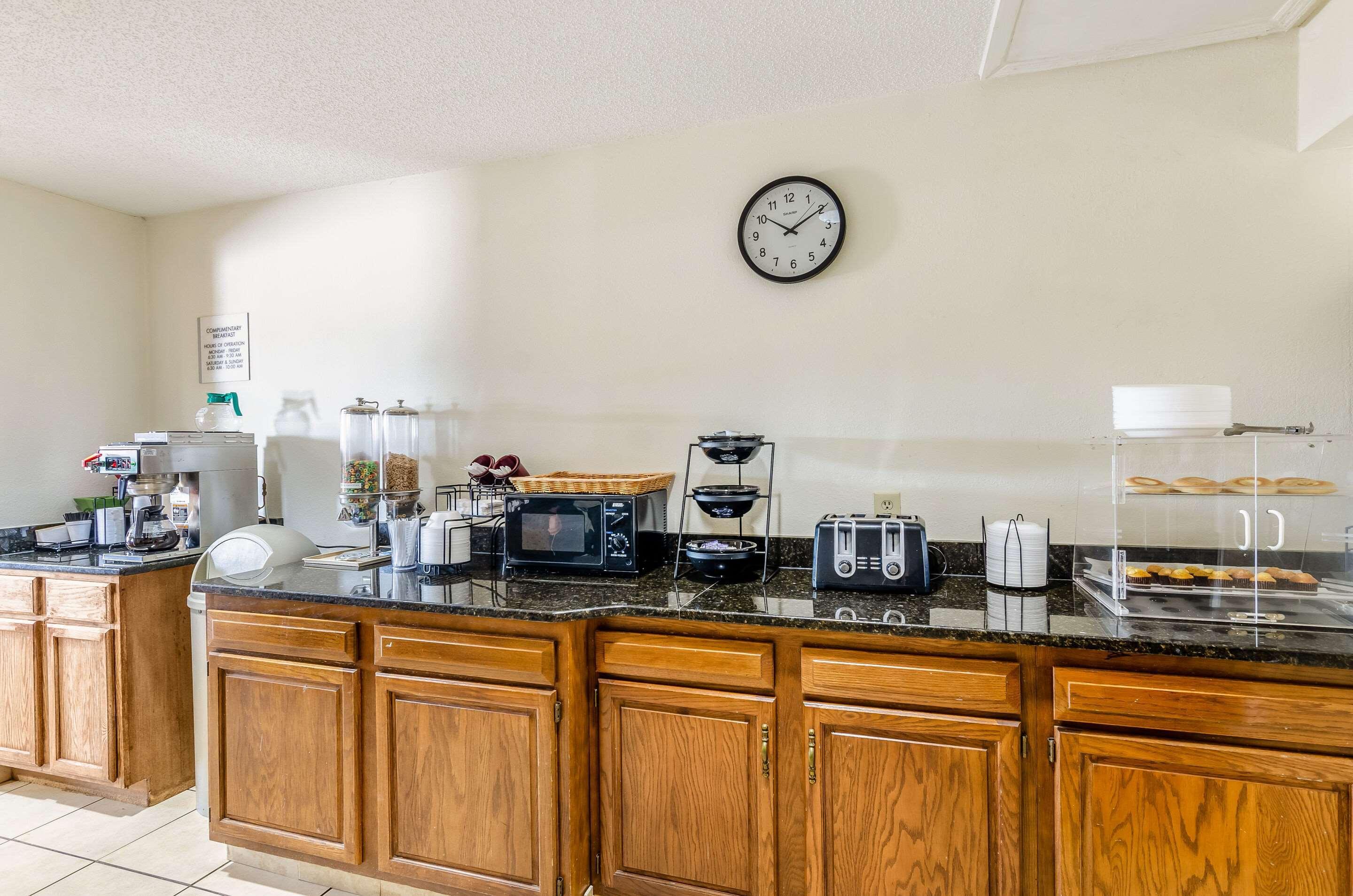 Econo Lodge Glade Springs I-81 Екстериор снимка