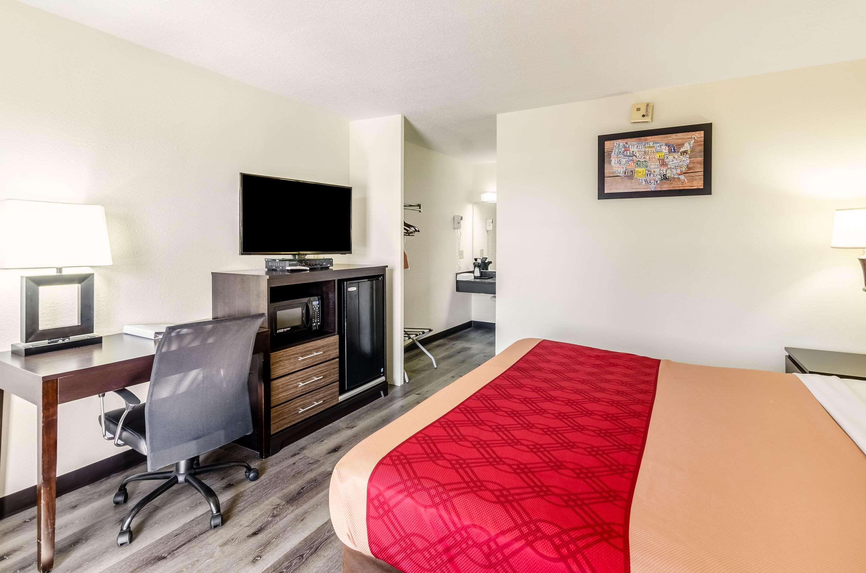 Econo Lodge Glade Springs I-81 Екстериор снимка