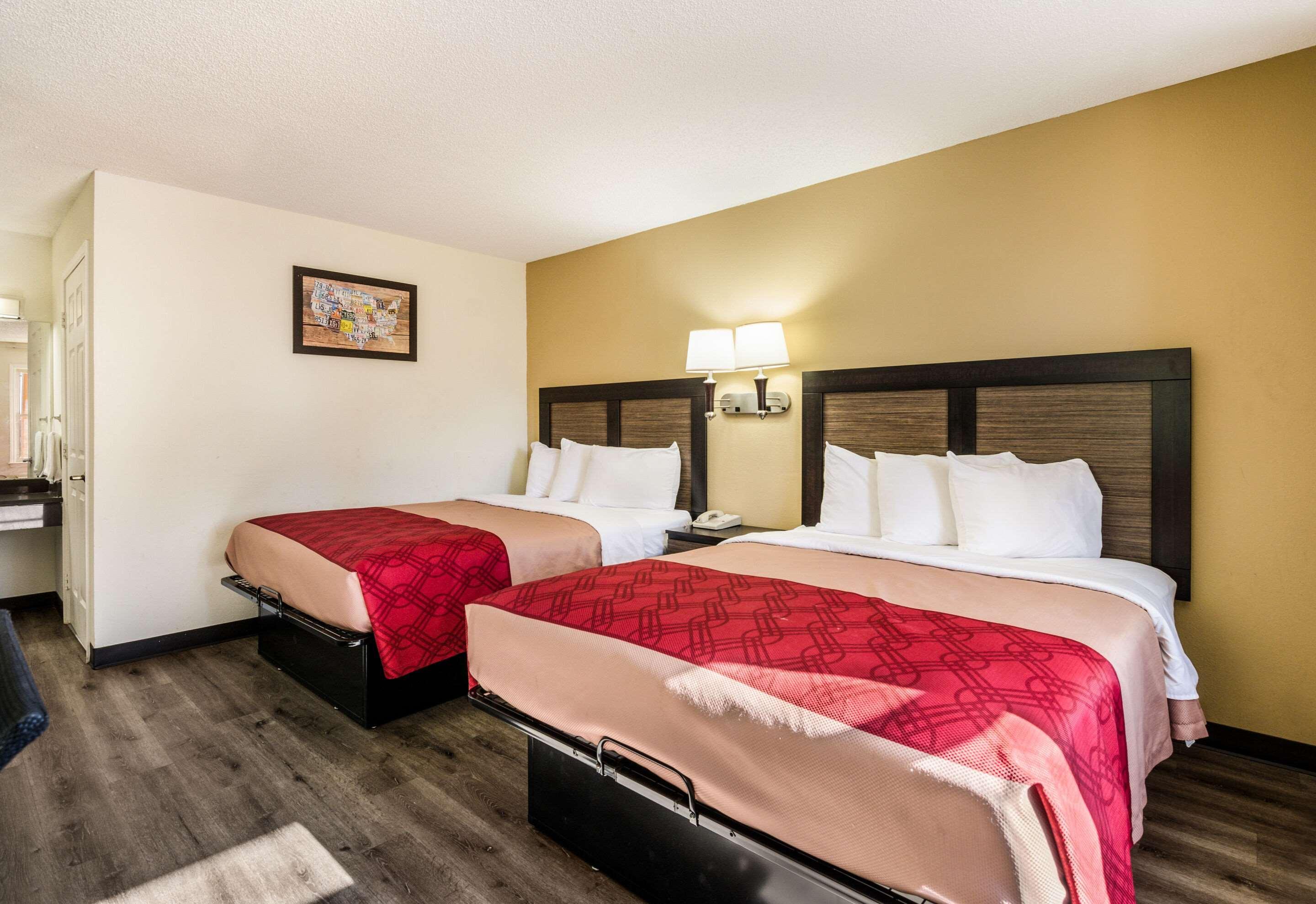 Econo Lodge Glade Springs I-81 Екстериор снимка