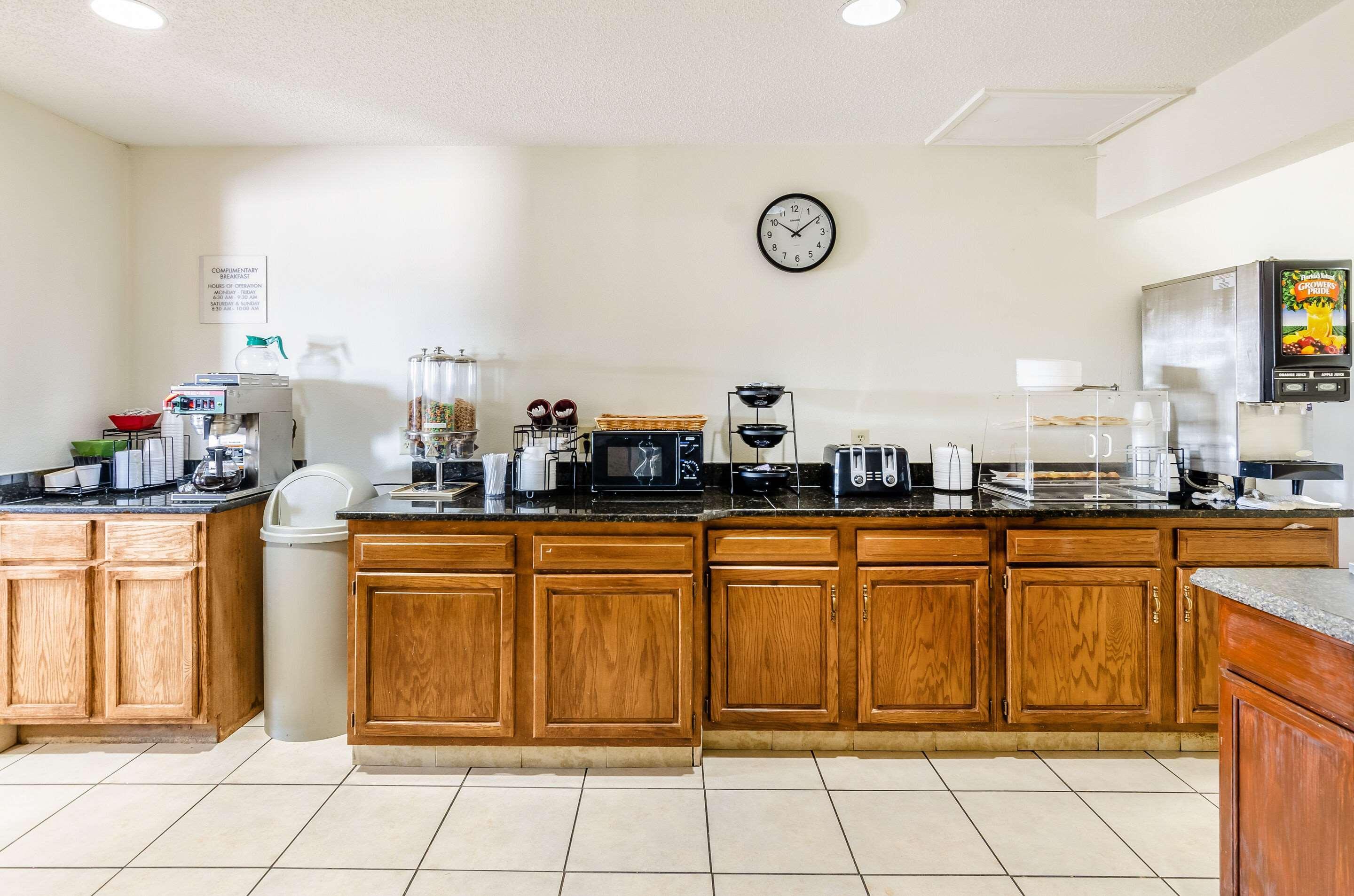 Econo Lodge Glade Springs I-81 Екстериор снимка