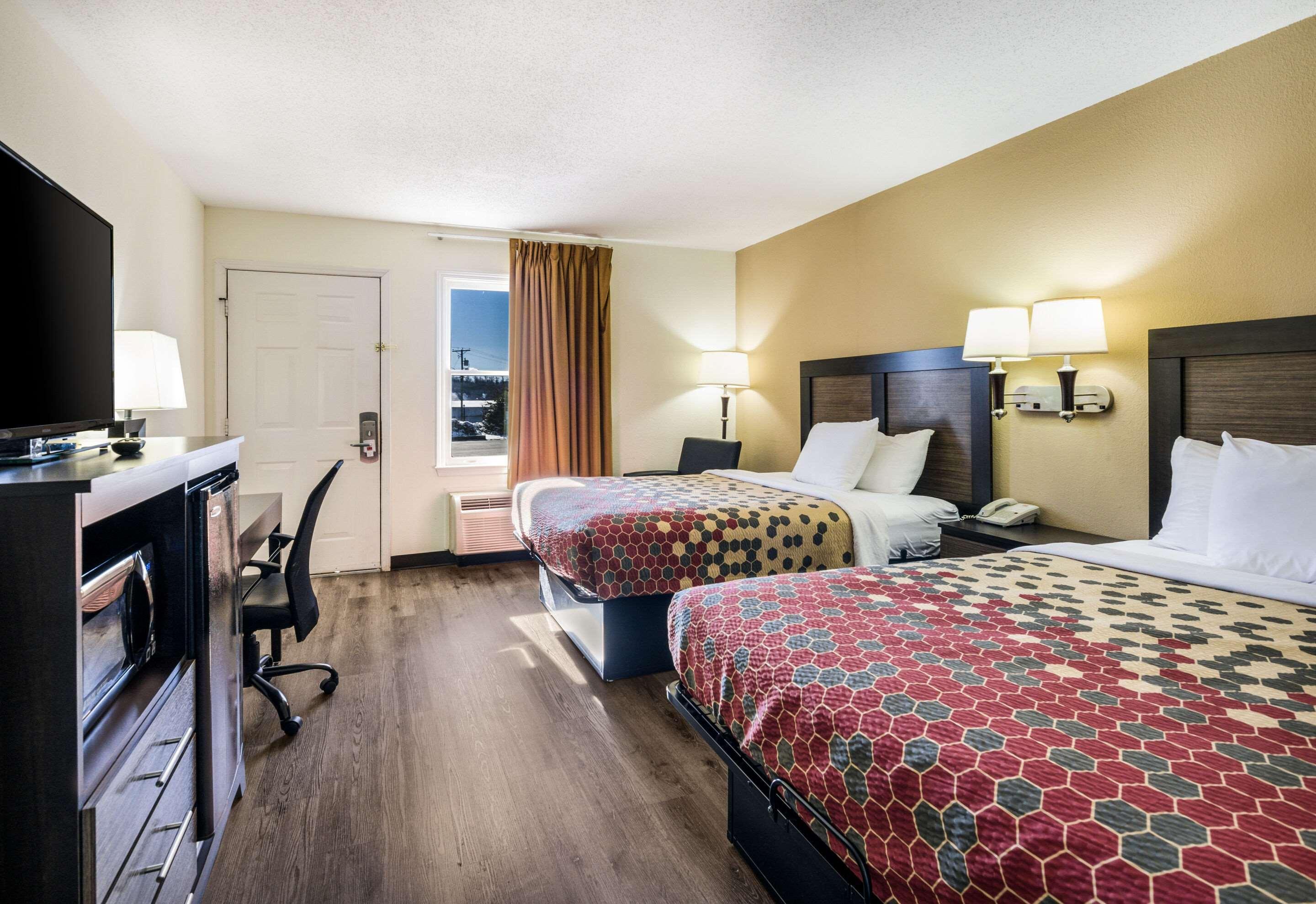 Econo Lodge Glade Springs I-81 Екстериор снимка
