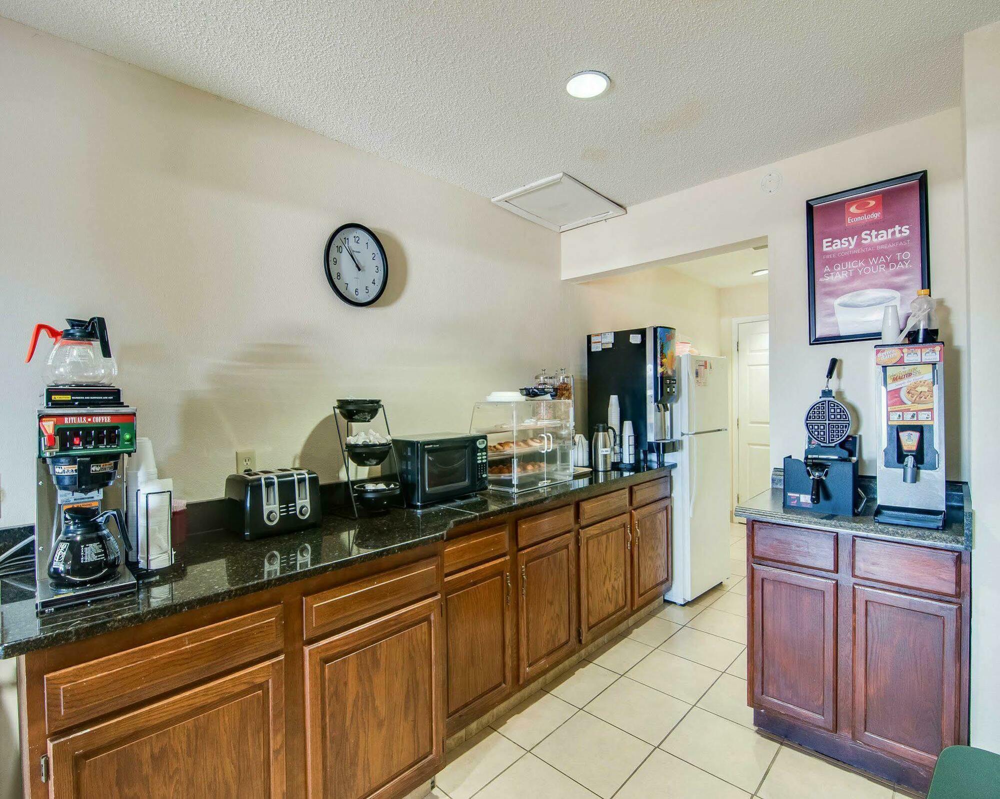 Econo Lodge Glade Springs I-81 Екстериор снимка
