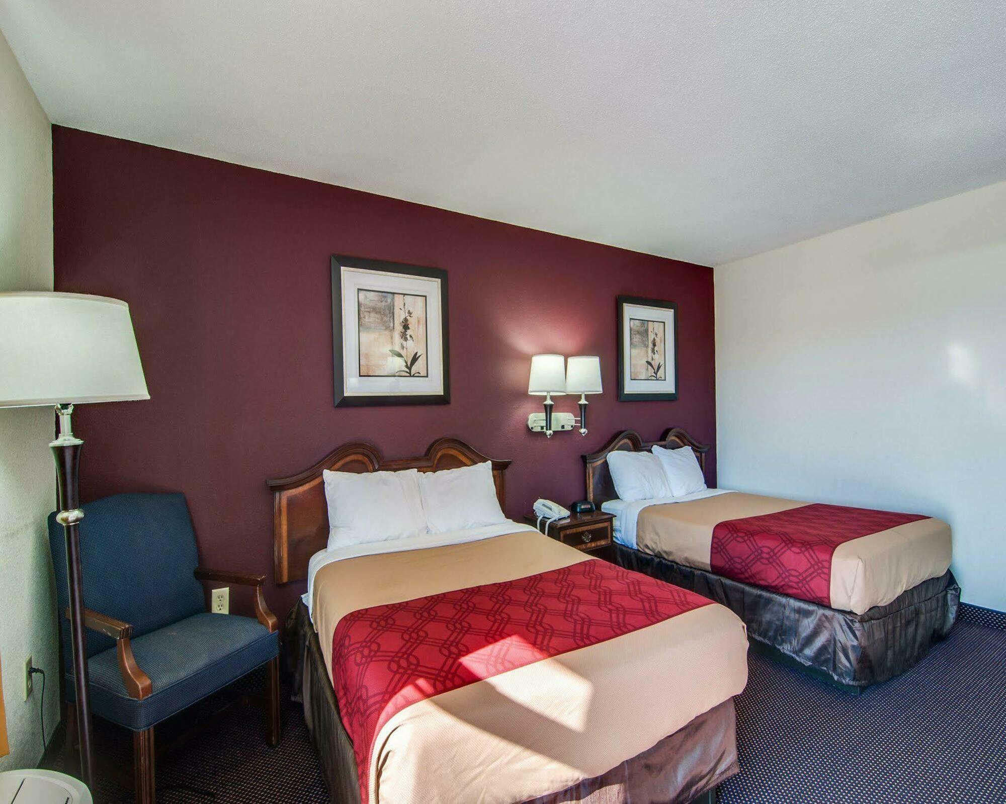 Econo Lodge Glade Springs I-81 Екстериор снимка