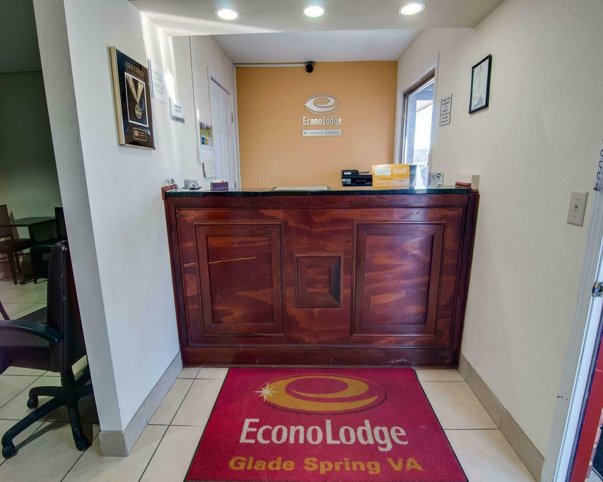 Econo Lodge Glade Springs I-81 Екстериор снимка