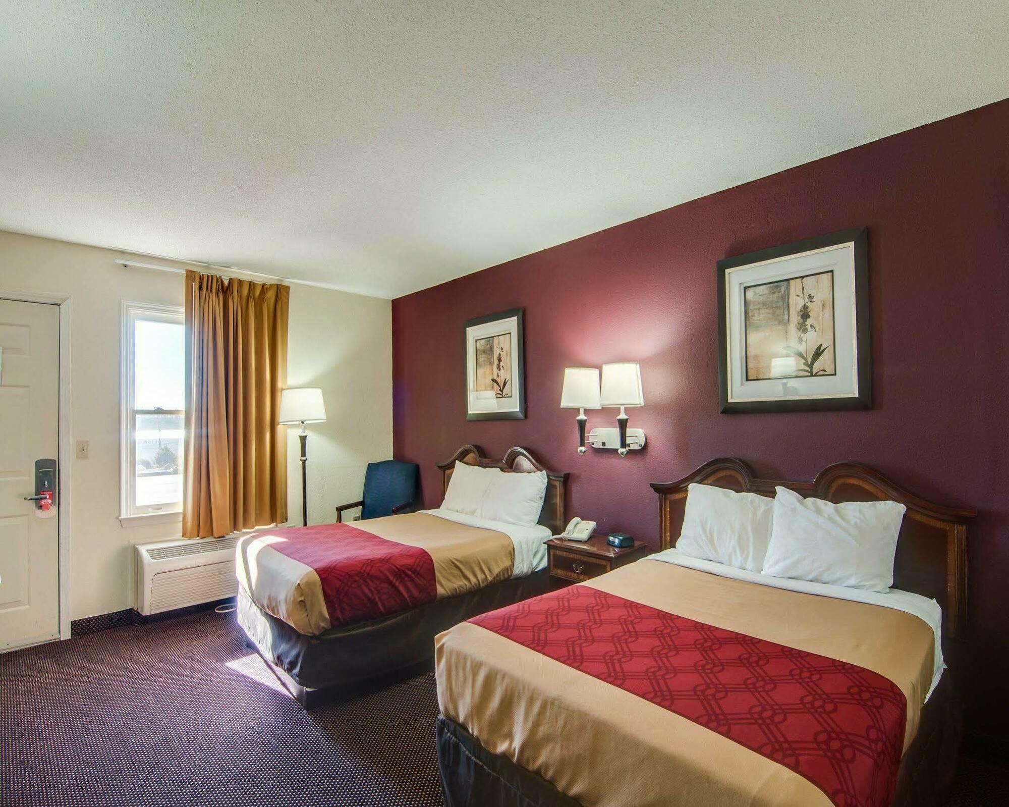 Econo Lodge Glade Springs I-81 Екстериор снимка